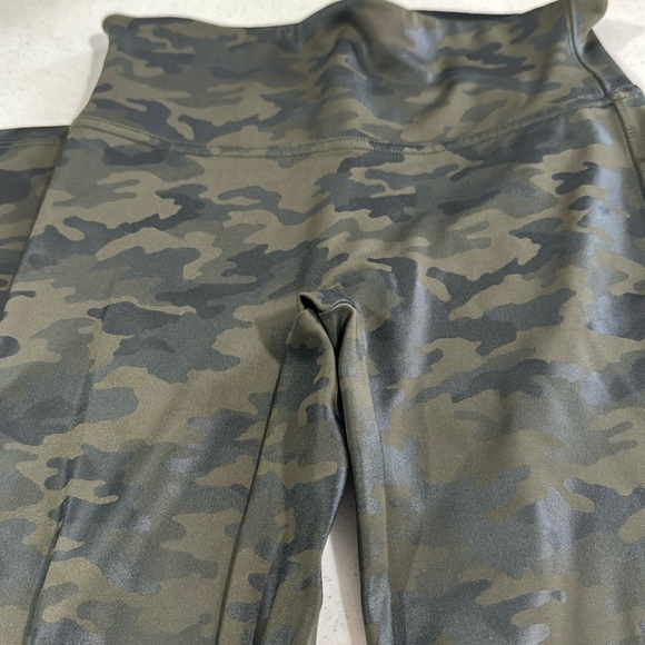 SPANX Camo Faux Leather Leggings Compression Small Black & Green Women’s - Picture 3 of 9